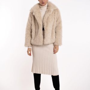 Kratka bundica od umjetnog krzna sa sjajnim nitima- bež