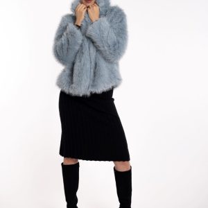 Kratka bundica od umjetnog krzna sa sjajnim nitima- svijetlo plava