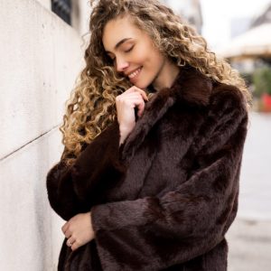 Duga smeđa bunda sa remenom