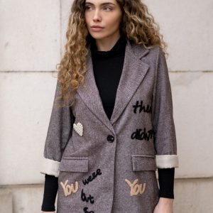 Smeđi sako sa aplikacijama