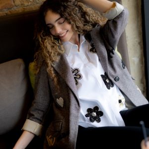 Bijela oversized košulja sa aplikacijama