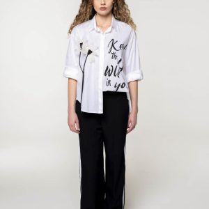 Bijela oversized košulja sa crnim natpisom i apliciranim cvijećem