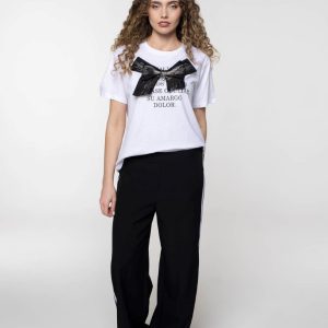 Bijela pamučna majica sa crnim natpisom i velikom mašnom