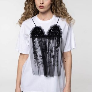 Bijela majica sa tilom i sjajnim aplikacijama