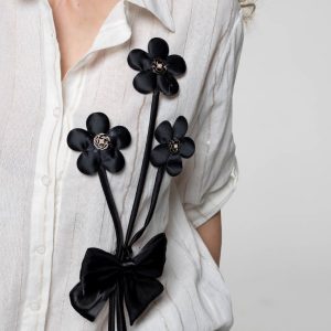 Oversized krem viskozna košulja sa sjajnim nitima i apliciranim cvijećem i mašnom